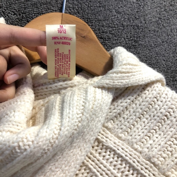 knitted poncho - Picture 3 of 3